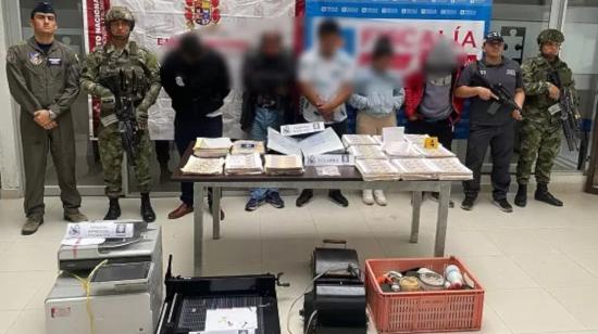 Fotografía cedida por el ejército colombiano con los cinco presuntos falsificadores de billetes, detenidos en el Cauca, el 23 de octubre de 2023. 