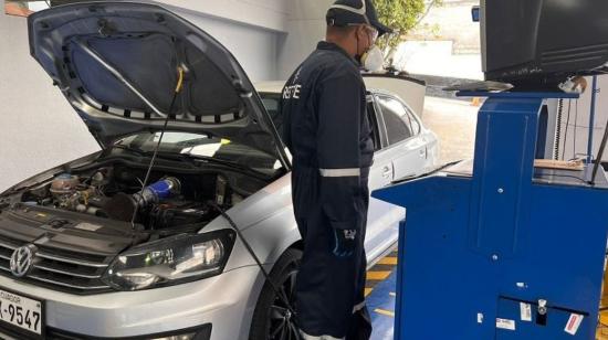 Un vehículo en un centro de revisión técnica vehicular de Quito. 