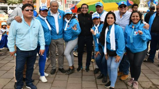 El nuevo presidente del movimiento RC, Francisco Hidalgo (en el centro y vestido de negro), durante un acto de campaña en las pasadas presidenciales, en Riobamba, el 5 de agosto de 2023.