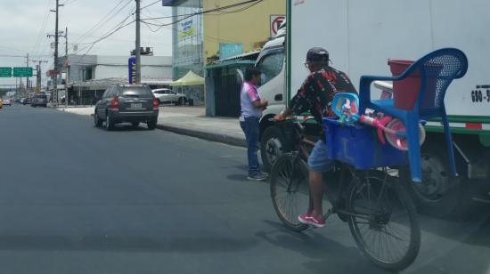 Un adulto mayor pedalea por el sur de Guayaquil cerca del mediodía del 18 de octubre del 2023, uno de los días más calurosos en lo que va del mes en Guayaquil.  