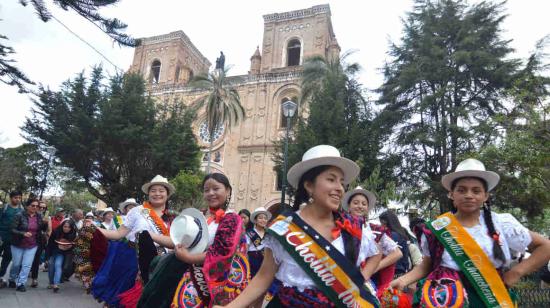 Candidatas del certamen Cholita Cuencana, 18 de octubre de 2023.