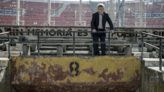 El periodista chileno Vladimiro Mimica posa en una tribuna del estadio Nacional de Santiago, en octubre de 2023.