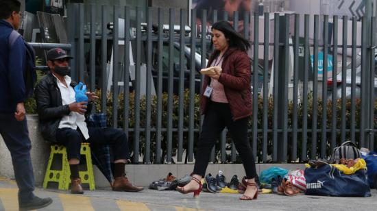 Comercio informal en una calle de Quito, julio de 2023. 