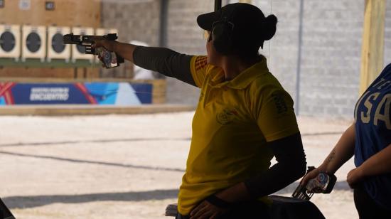 Diana Durango, en su participación en tiro deportivo en los Juegos Panamericanos de Santiago, el 24 de octubre de 2023.