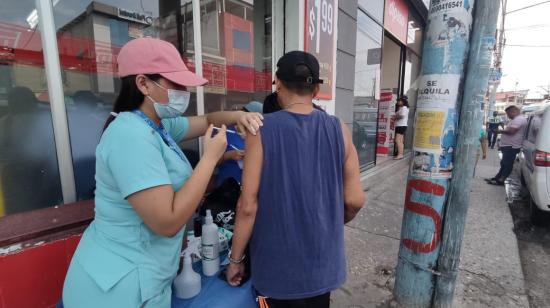 Una enfermera coloca la vacuna contra la influenza a un hombre en Guayaquil, el 24 de octubre de 2023. 