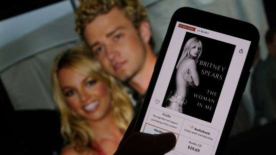 El libro de memorias 'The Woman In Me' de Britney Spears, está a la venta desde este 24 de octubre