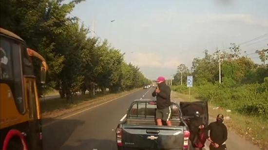 Hombres encapuchados y armados con pistolas y fusiles interceptaron al conductor de un camión en la vía Durán-Boliche, en Guayas. 