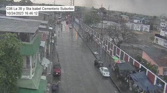 Las lluvias provocaron anegamiento de la calzada en los alrededores del Cementerio del Suburbio, en el suroeste de Guayaquil. 