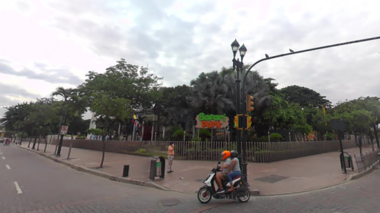 Intersección de las calles 9 de Octubre y Tungurahua, al pie de la Plaza Rodolfo Baquerizo en el centro de Guayaquil, donde se aplicarán desvíos viales este miércoles 25 de octubre del 2023. 