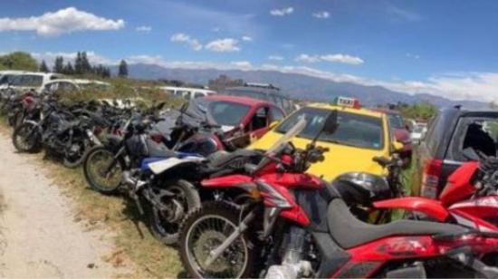 Carros y motos en un patio de retención de la Policía.