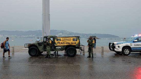 Soldados del Ejército mexicano en Acapulco, ante la inminente llegada del huracán Otis, el 24 de octubre de 2023. 