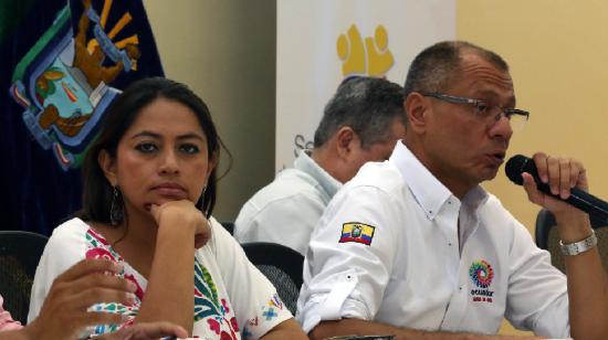 Jorge Glas y Paola Pabón, durante una reunión con autoridades locales, en la provincia de Santa Elena, el 29 de enero de 2016.