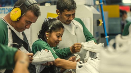 Trabajadores en la planta de la empresa Plasticaucho, en Ambato. Foto de 2019. 