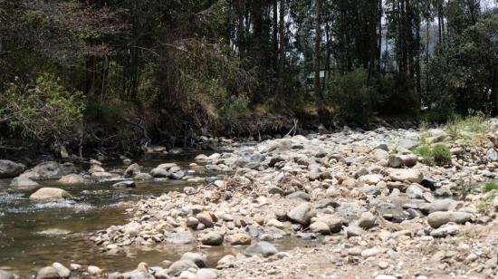 Vista del río Tomebamba, en Cuenca, uno de los principales afluentes del río Paute, el 25 de octubre de 2023.