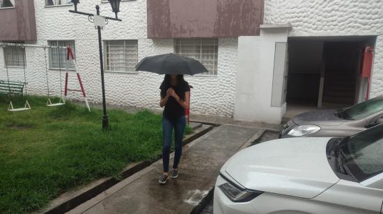 Una mujer se protege de la lluvia, el 25 de octubre de 2023 en Quito.