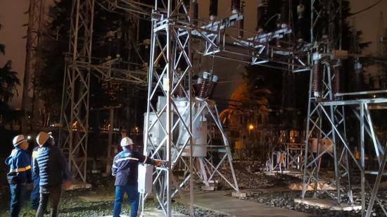 Trabajadores de la Empresa Eléctrica realizaron el mantenimiento de una central térmica en Quito el 24 de octubre de 2023.