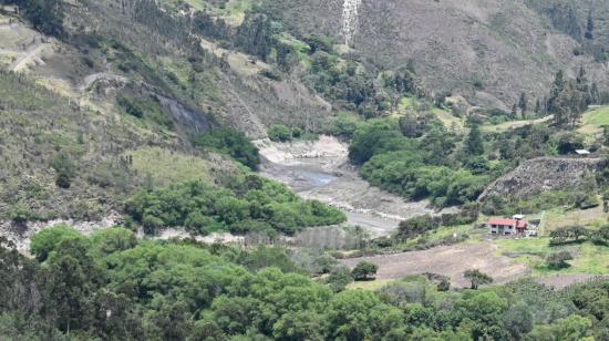 El caudal del río Paute ha caído, foto del 25 de octubre de 2023.