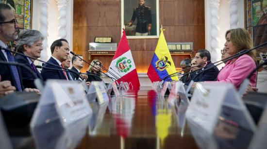 Reunión de los presidentes Guillermo Lasso y Dina Boluarte con sus ministros en Perú el 25 de octubre de 2023.