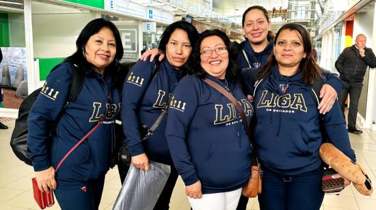 Silvia Quishpe (izquierda) y el personal de Liga que trabaja en el Centro de Alto Rendimiento de Pomasqui, antes de viajar a Punta del Este, el 25 de octubre de 2023. 