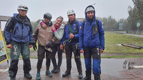 Policías junto a un andinista que fue rescatado del Ruco Pichincha, el 25 de octubre de 2023.