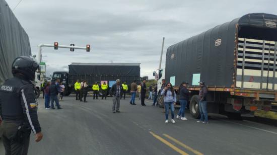 Vehículos pesados bloquean el acceso en el sector San Gabriel, en el cantón Montúfar, de Carchi, el 26 de julio de 2023.