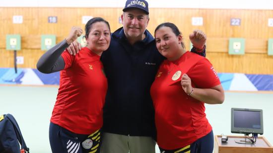 Diana Durango, junto a su entrenador y a Marina Pérez, en los Juegos Panamericanos de Santiago, el 26 de octubre de 2023.