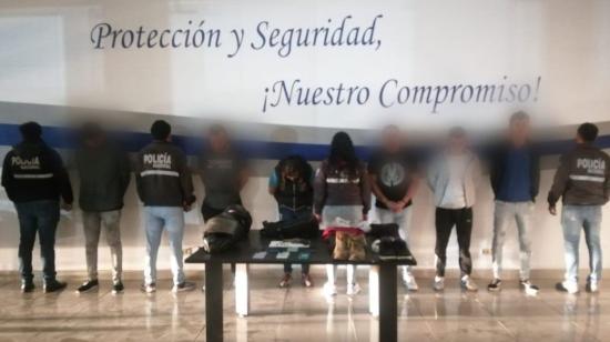 La Policía capturó a seis presuntos asaltantes dedicados al robo, modalidad sacapintas, en Quito, el 25 de octubre de 2023.