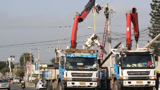 Trabajadores de CNEL realizan trabajos en la red de energía eléctrica, en mayo de 2019.