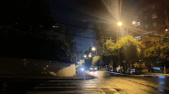 Imagen referencial sobre apagones en Ecuador. Un poste de alumbrado de luz en una calle de Quito, el 25 de octubre de 2023.