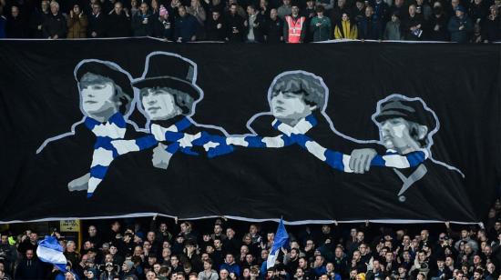 Los cuatro integrantes de The Beatles en una bufanda del Everton.