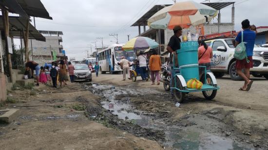 Aguas estancadas y mal olientes en la vía principal de acceso a la Sergio Toral 2, al noroeste de Guayaquil.