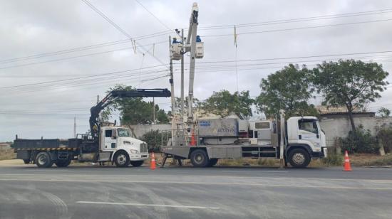 Imagen referencial. Trabajadores de CNEL EP en obras de mantenimiento de la red eléctrica en una vía de Guayaquil, el 20 de octubre de 2023.