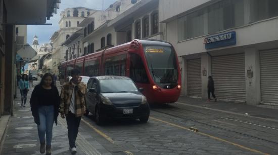 Imagen referencial de los apagones en Cuenca. Dos personas caminan por la calle Gran Colombia, centro de la ciudad, el 26 de octubre de 2023.