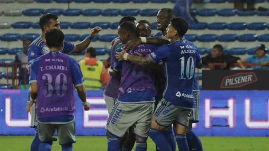 Jugadores de Emelec festejan el triunfo ante Universidad Católica, en el Capwell, este 28 de octubre de 2023.