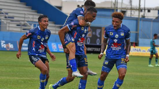 Jugadores de Delfín celebran uno de los goles ante Cumbayá, este 29 de octubre de 2023.