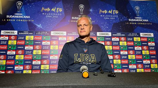 El dirigente de Liga de Quito, Esteban Paz, durante la rueda de prensa del 26 de octubre de 2023.