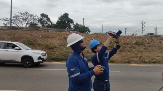 Personal técnico de CNEL EP revisa una línea de transmisión en Samborondón, el 20 de octubre de 2023.