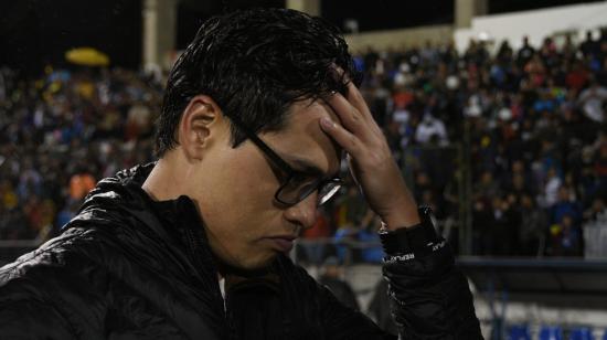 El director técnico de Imbabura SC, Joe Armas, durante el partido ante Macará en la Serie B, el 27 de octubre de 2023.