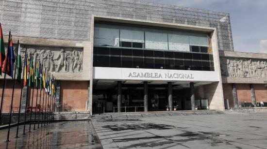 Imagen referencial de los exteriores del edificio de la Asamblea en Quito, en 2017.