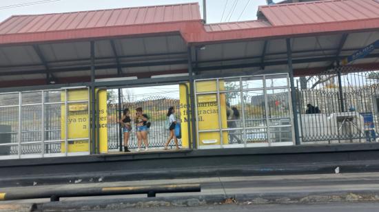 Estación de la Metrovía de Guayaquil, en el sector de la avenida Carlos Julio Arosemena, con las puertas abiertas debido al apagón de luz, el 27 de octubre de 2023.