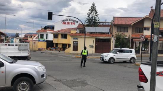 Un agente de tránsito en la intersección de la Avenida Loja, en el sur de Cuenca, el 27 de octubre de 2023.