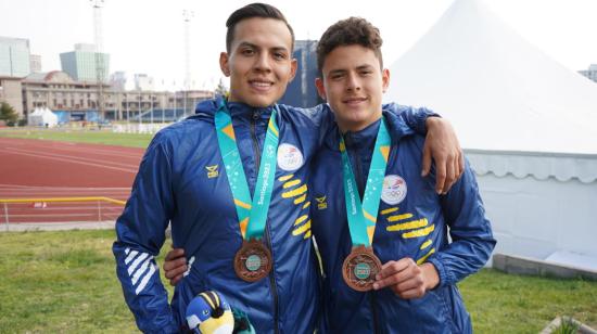 Andrés Torres Bayardo Naranjo con sus medallas de bronce tras la prueba de relevos masculinos de pentatlón moderno, el 27 de octubre de 2023.