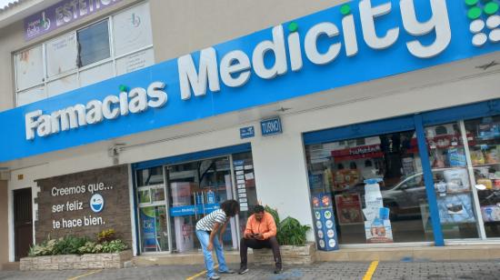 Una farmacia durante el corte de luz en el norte de Guayaquil, el 27 de octubre de 2023.