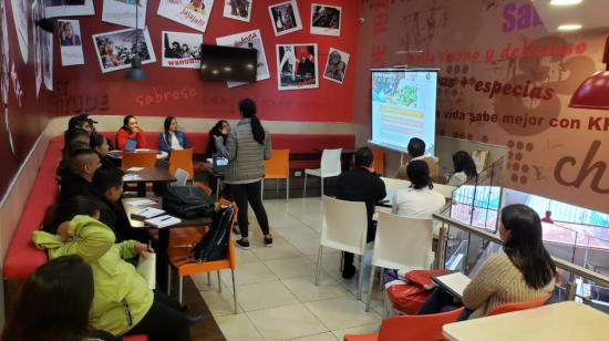 Imagen referencial de varias personas comiendo en un local de la cadena KFC en Tungurahua, el 4 de mayo de 2023.