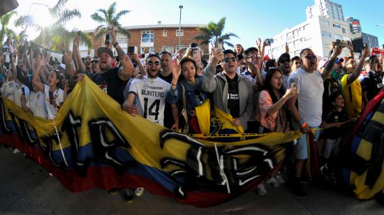 Hinchas de Liga durante el banderazo del viernes 27 de octubre previo a la final de la Copa Sudamericana, en Punta del Este, Uruguay.