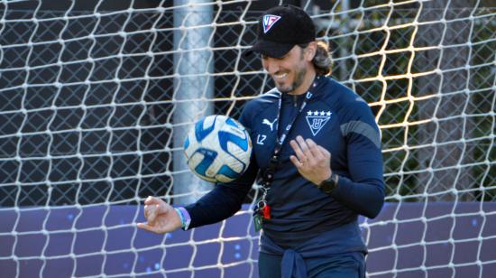 El entrenador Luis Zubeldía, durante un entrenamiento de Liga de Quito, en Punta del Este, el jueves 26 de octubre de 2023. 