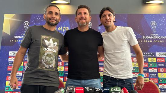 Los exjugadores de Liga Paul Ambrosi, Patricio Urrutia y Enrique Vera posan tras una rueda de prensa en Uruguay.
