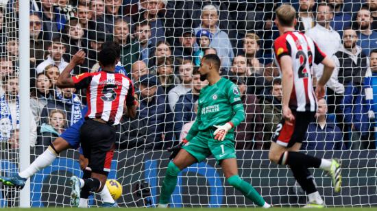 Ethan Pinnock, jugador del Brentford, marcando su gol ante el Chelsea el sábado 28 de octubre.