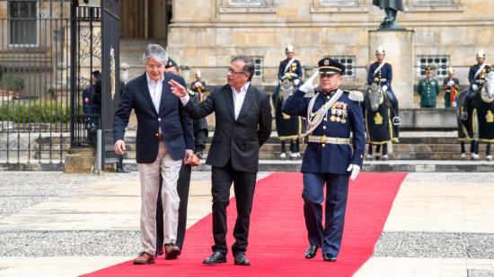 El presidente Guillermo Lasso y el presidente colombiano, Gustavo Petro, en la Casa de Nariño, en Bogotá, el 28 de octubre de 2023.