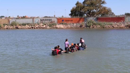 Migrantes intentan cruzar la frontera con Estados Unidos nadando, el 18 de octubre de 2023, en Piedras Negras (México).